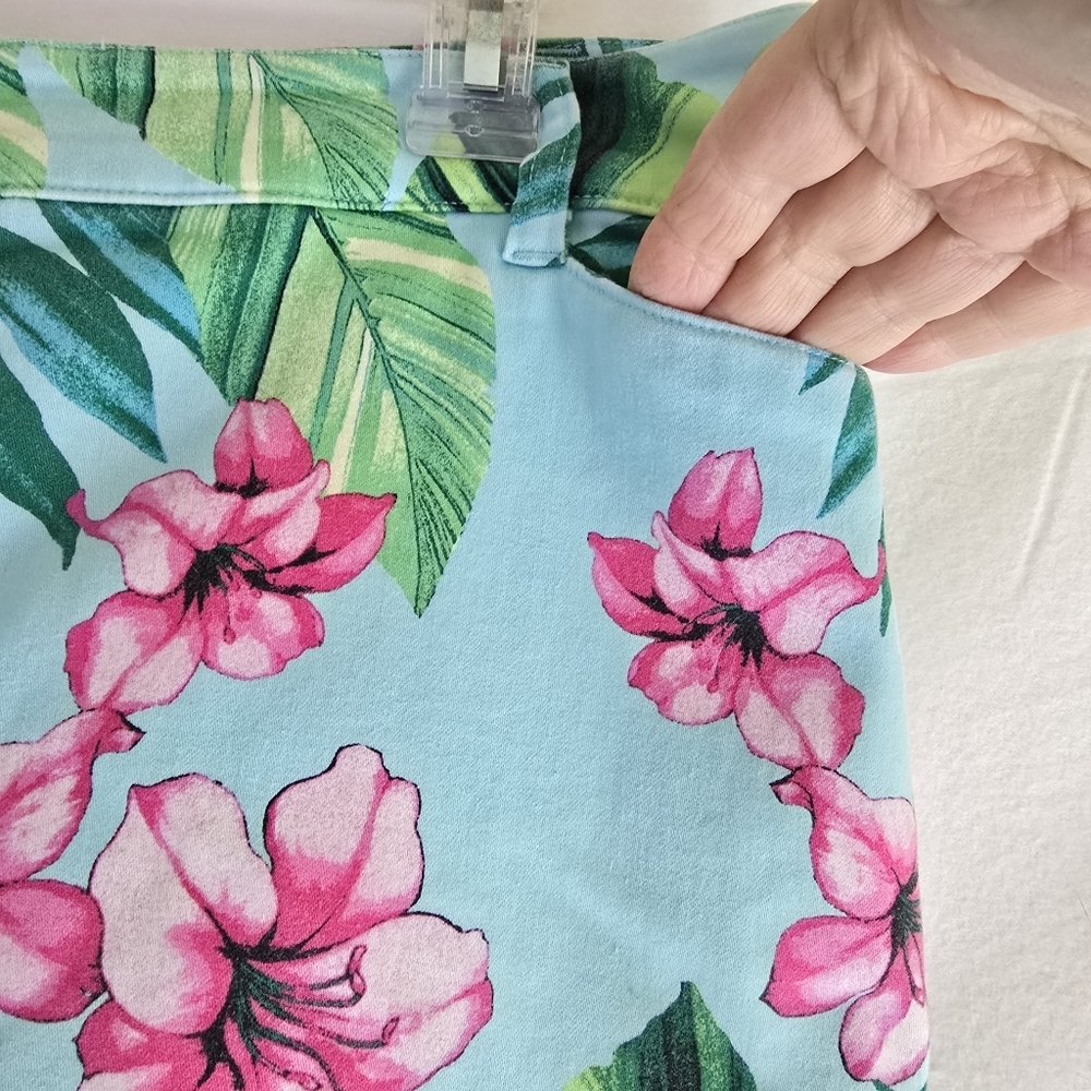 Chicos Sz 1 Perfect Stretch Mystical Blue Blossoms Floral Tropical Capri Pants - Picture 4 of 12